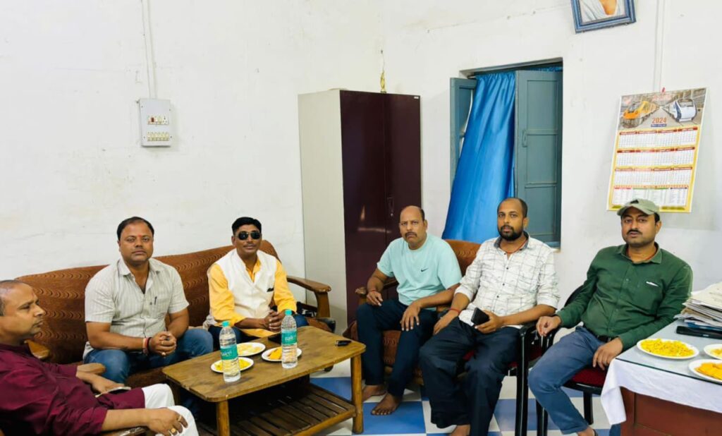 धनबाद रेल मंडल के निर्देश पर गढ़वा टाऊन स्टेशन अधीक्षक चंद्रभूषण कुमार के अध्यक्षता में महत्वपूर्ण बैठक