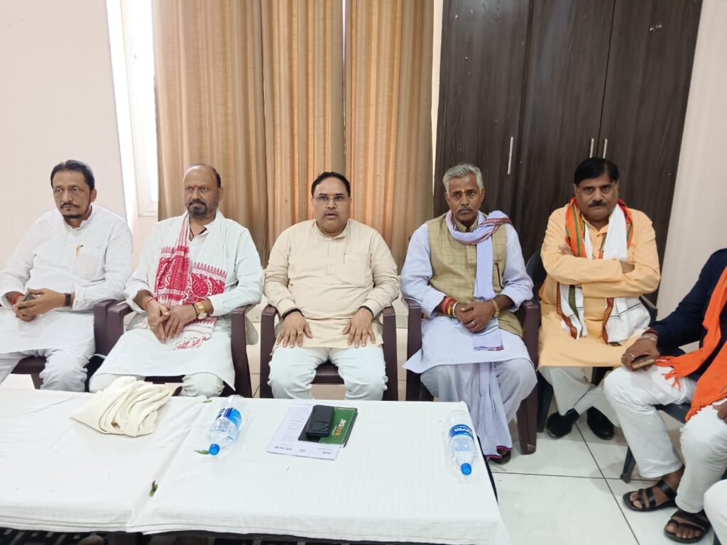 भाजपा संगठन महामंत्री कर्मवीर सिंह को गढ़वा पहुंचने पर बैठक का आयोजन किया गया।