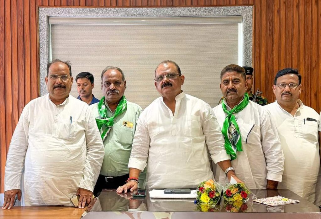 गिरिनाथ सिंह के करीबी संजय और शाकिर झामुमो में शामिल