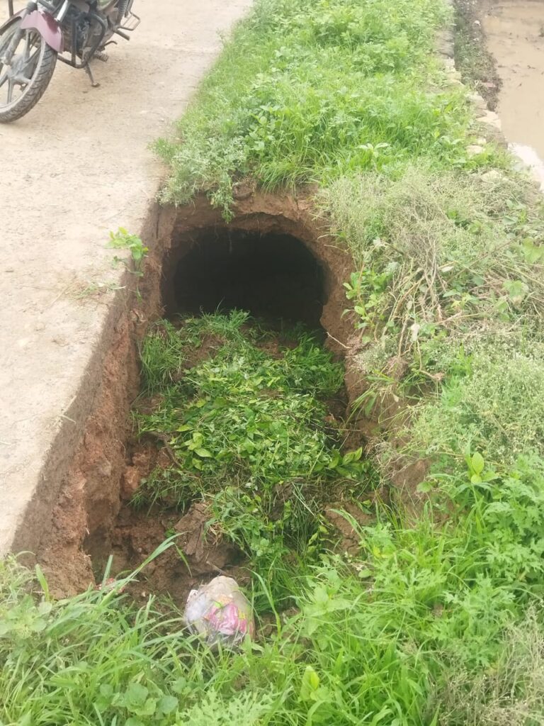 दुर्घटना का संकेत दे रहा है सड़क के बगल में लगाया हुआ बमा
