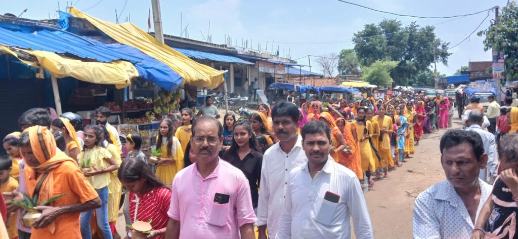 धूम धाम से निकाली गई कलश&nbsp; यात्रा, सैकड़ों श्रद्धालु भक्त हुए शामिल!!