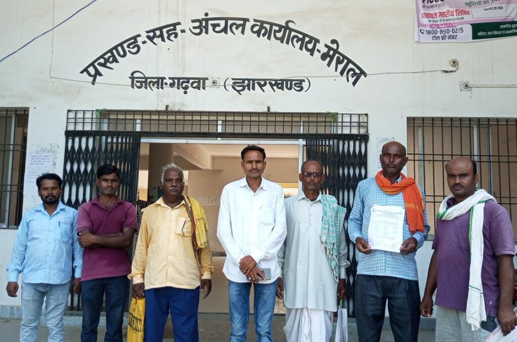 श्रमिक मजदुरों को सुरक्षा एवं कार्य करने की बीडीओ से ली जानकारी