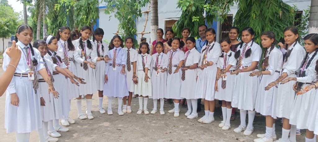 उमेश सिंह एजुकेशनल वेलफेयर ट्रस्ट की ओर से संचालित ज्ञान निकेतन पब्लिक स्कूल रेहला में शनिवार को रक्षाबंधन के शुभ अवसर पर राखी बनाओ प्रतियोगिता में जूनियर ग्रुप के आदर्श कुमार प्रथम स्थान, प्रिया रानी द्वितीय स्थान तथा तृतीय स्थान किरण कुमारी ने प्राप्त किया।