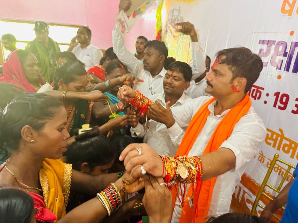 रामाशीष यादव को 7000 से अधिक बहनों ने बांधी राखी, बना वर्ल्ड रिकॉर्ड