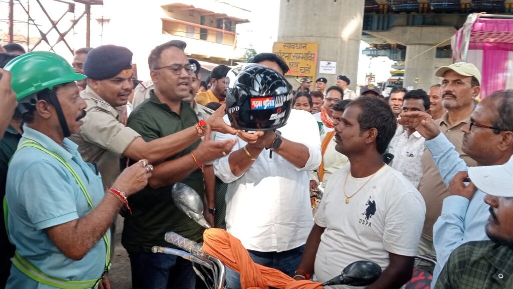 एसपी के निर्देश पर 50 लोगों को निशुल्क हेलमेट का वितरण