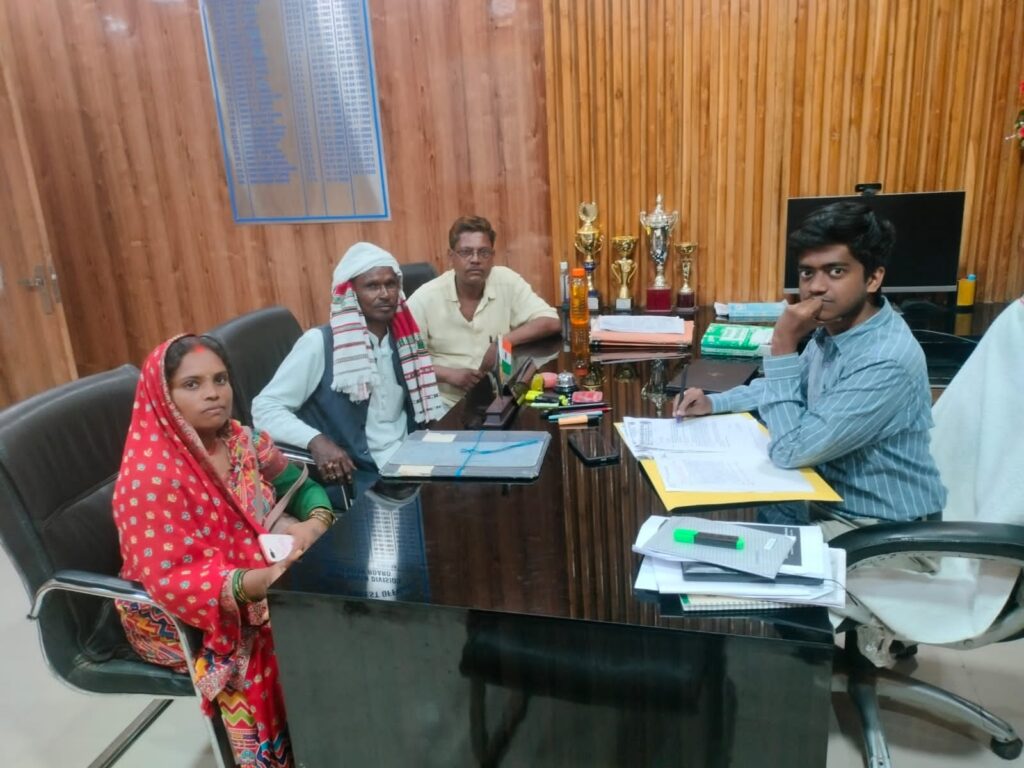 दुधवल पंचायत के मुखिया ग्रामीणों  को लेकर वन प्रमंडल पदाधिकारी से की मुलाकात