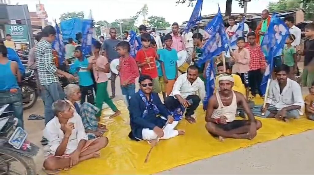 विशुनपुरा में दिखा भारत बंद का असर, बसपा और भीम आर्मी के कार्यकर्ता उतरे सड़कों पर*