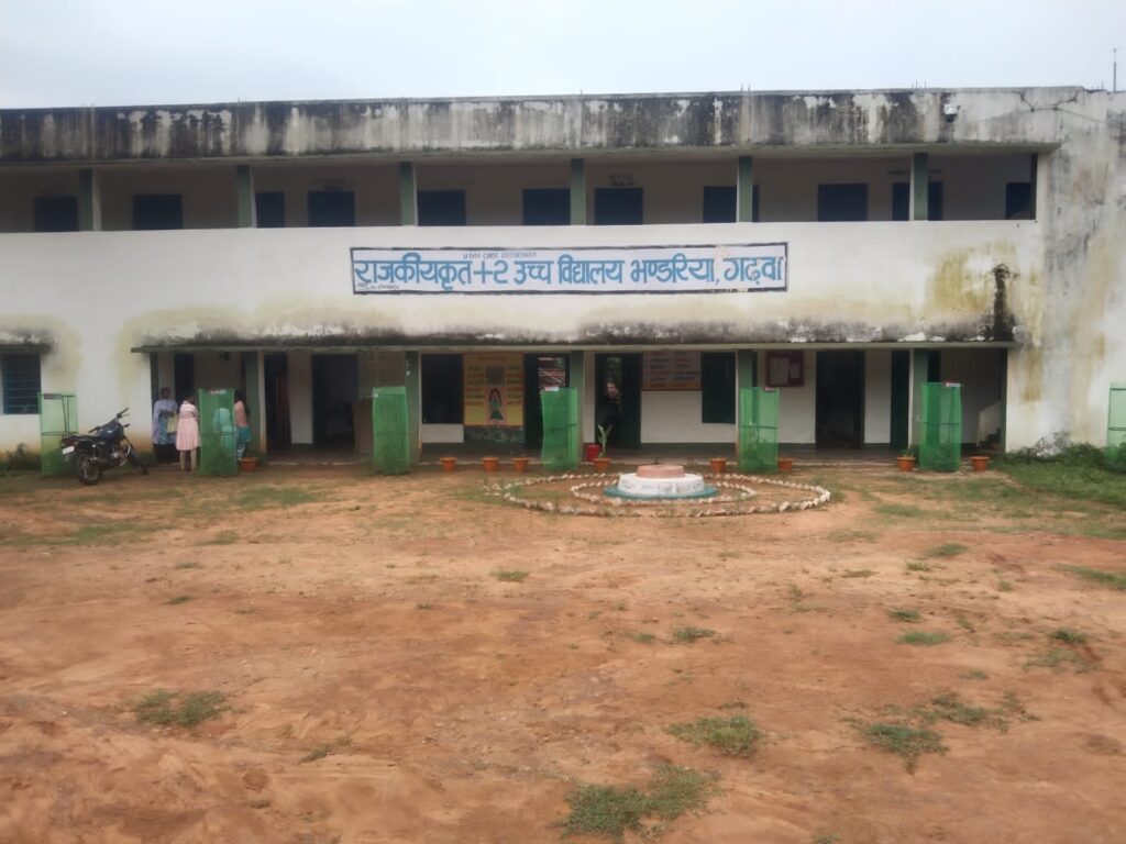 भंडारिया प्रखंड मुख्यालय स्थित राजकीय कृत प्लस टू उच्च विद्यालय में विद्यालय का ताला तोड़कर अज्ञात चोरों ने कंप्यूटर स्मार्ट क्लास का रूम से 3 बैटरी चोरी कर ली