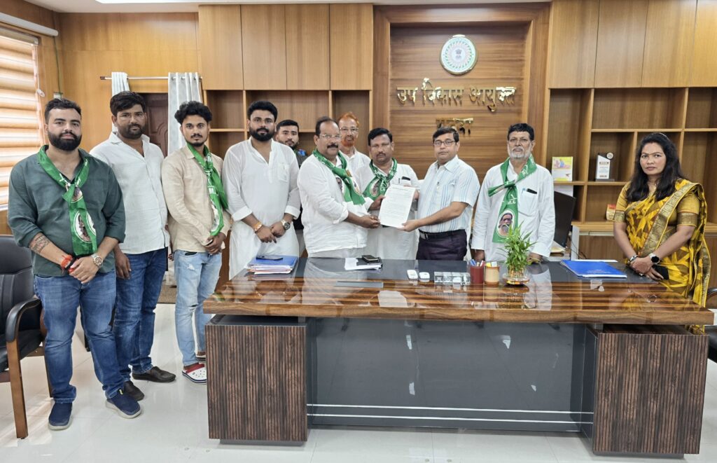 केन्द्र सरकार के विरोध में झामुमो द्वारा राष्ट्रपति के नाम उप विकास आयुक्त को सौंपा गया ज्ञापन