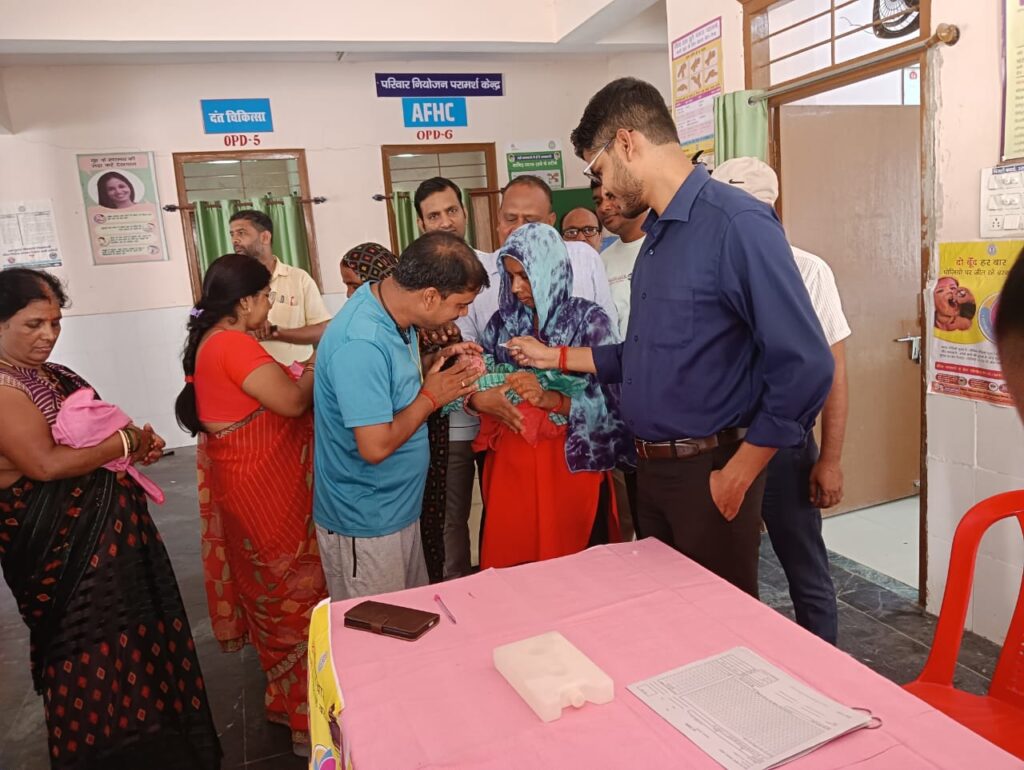 अनुमंडल पदाधिकारी  के द्वारा नवजात शिशुओं को दो बुंद दवा पिलाकर पल्स पोलियों अभियान का किया गया शुभारंभ