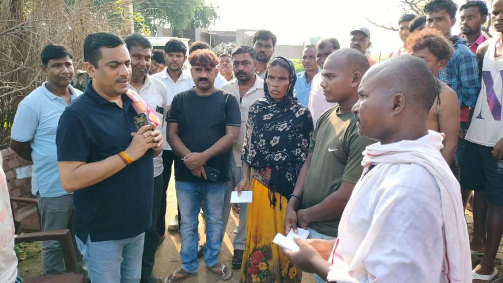 विधायक भानु प्रताप शाही ने उरांव टोला जाकर मृतक के परिजनों से की मुलाकात, किया आर्थिक सहयोग!
