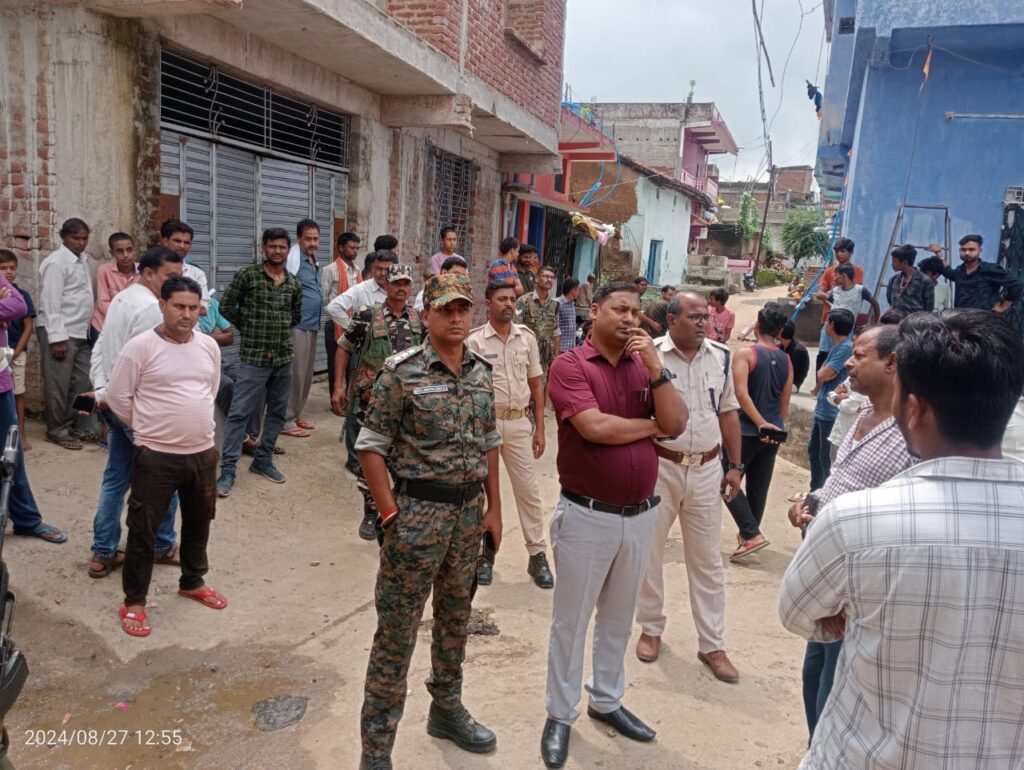 रंका में दही हांडी उत्सव कार्यक्रम को लेकर अनुमंडल पदाधिकारी ने बर मोहल्ला चौक के पास घेराबंदी स्थल को मुक्त कराया।