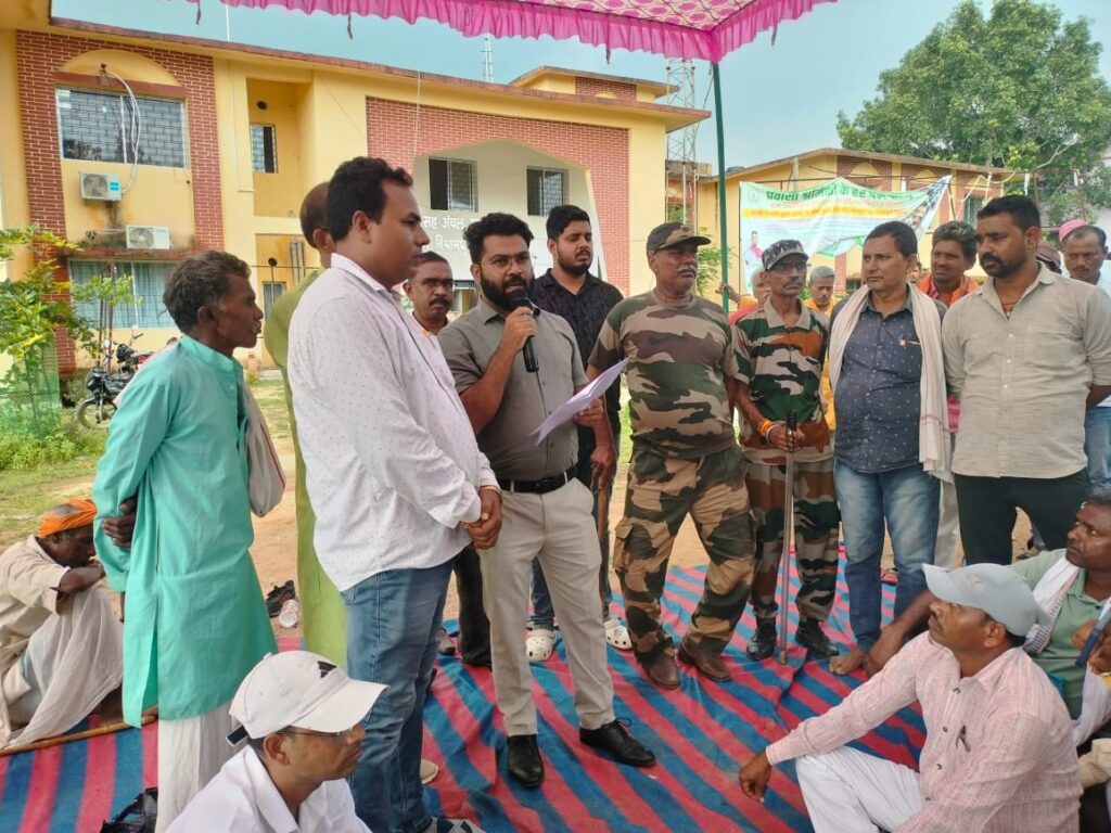 विश्रामपुर प्रखंड के पंचायतों में अबुआ आवास के नाम खुलेआम हो रही वसुली, 12 सूत्री मांगों को ले जिला परिषद सदस्य के द्वारा दिया गया एक दिवसीय धरना