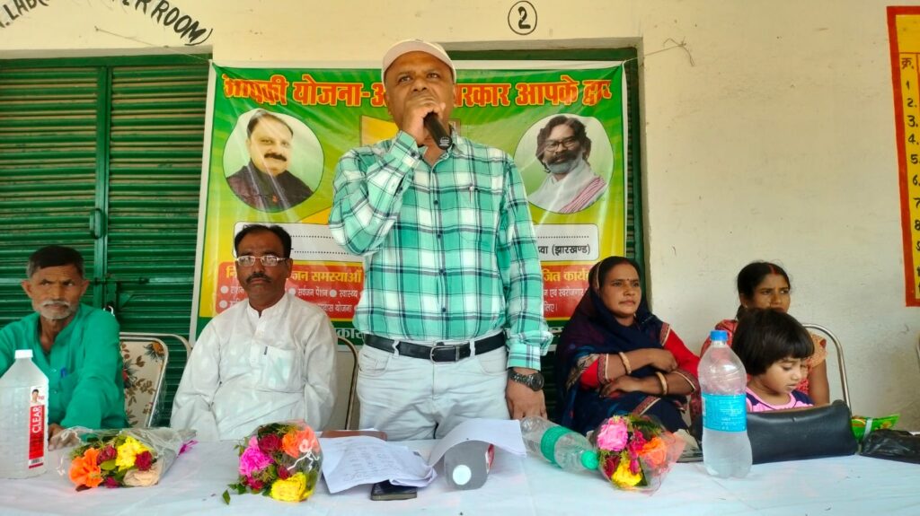प्रखंड के बहियार खूर्द गांव में बिजली के पोल से गिरकर लक्ष्मी कांत सिंह गंभीर रूप से घायल हो गया।