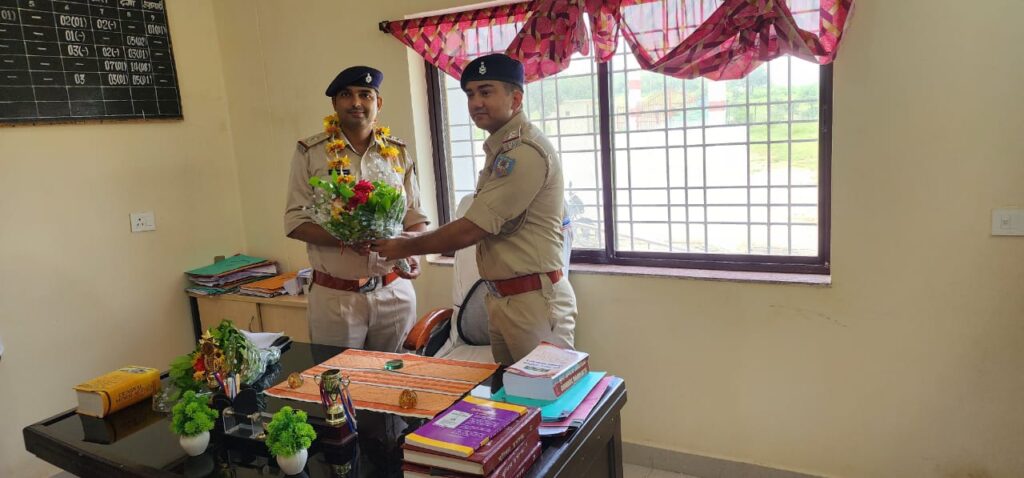 नए थाना प्रभारी रवि केशरी ने खरौंधी थाना का किया पदभार ग्रहण