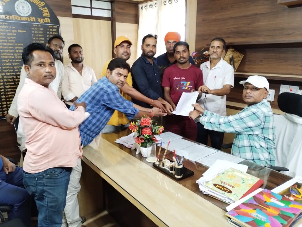 घेराबंदी की योजना को निरंस्त कराने को लेकर ग्रामीणों ने सीओ सह बीडीओ को दिया आवेदन