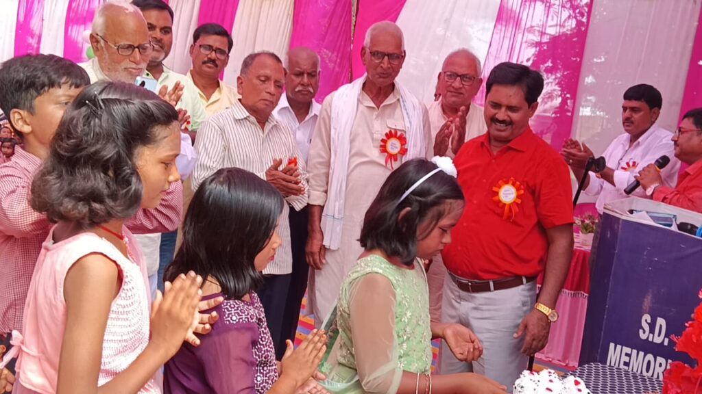 शिक्षक दिवस पर सेवानिवृत्त गुरुजनों को किया गया सम्मानित