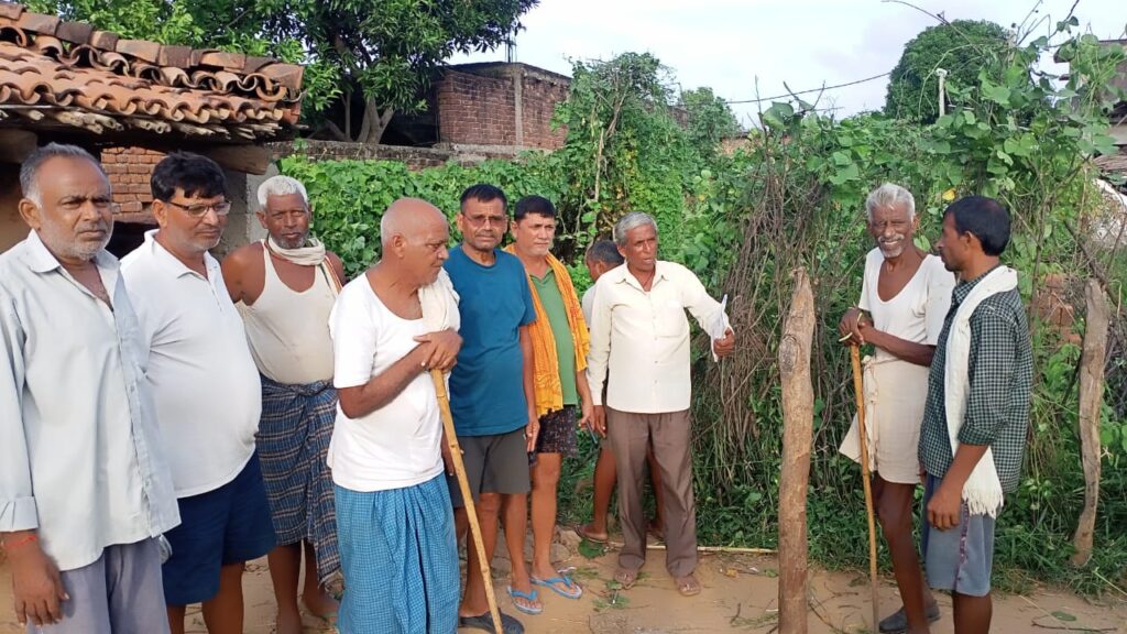 40 घर को कटीले तार से आजाद कर प्रजापति टोले को नहर से मेन मुख्य रोड से जोड़ा गया