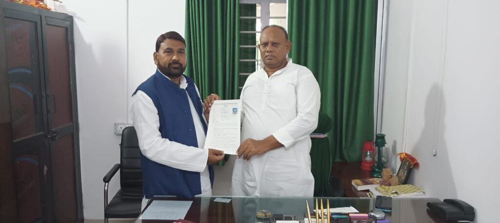 राष्ट्रीय जनता दल के प्रदेश अध्यक्ष संजय कुमार सिंह यादव से मुलाकात की। राष्ट्रीय जनता दल के जिला अध्यक्ष धनंजय पासवान