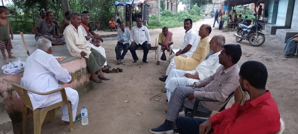 पांडू प्रखंड के मुसीखाप मृतक के घर पहुंचे सुप्रसिद्ध समाजसेवी सह राजद के प्रदेश महासचिव नरेश सिंह