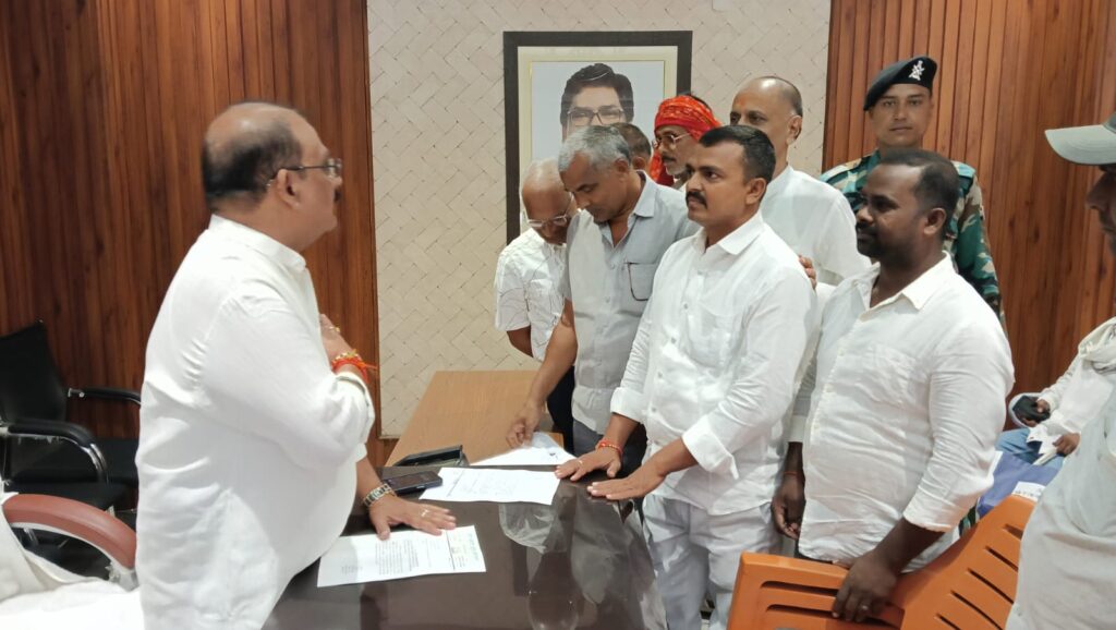 कुर्मी समाज के लोगों ने मंत्री मिथिलेश से मुलाकात कर गढ़वा जिला मुख्यालय में सरदार वल्लभ भाई पटेल का स्मारक लगाने का किया मांग