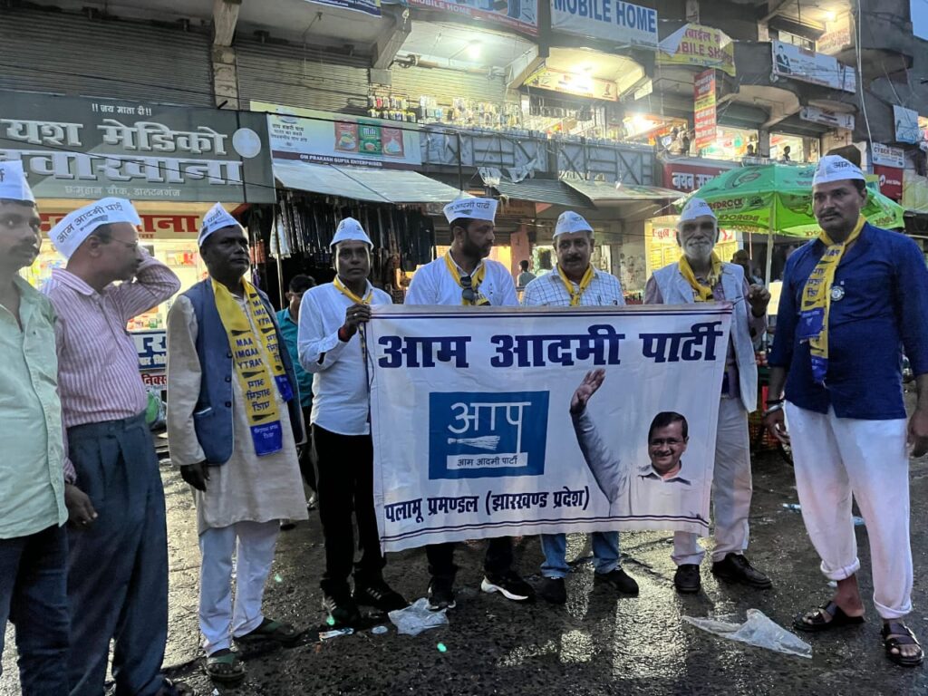 दिल्ली के मुख्यमंत्री को जमानत मिलने की खुशी में कार्यकर्ताओं ने मनाया जश्न