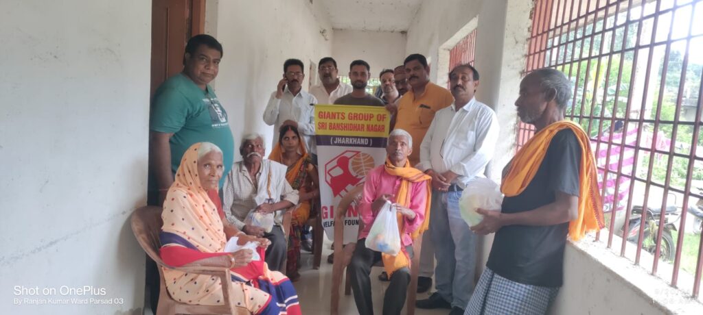जायंट्स इंटरनेशनल सप्ताह के अंतर्गत चलने वाले सेवा सप्ताह के तहत जायँट्स ग्रुप ऑफ़ श्री वंशीधर नगर के द्वारा दिनांक 20 सितम्बर2024&nbsp; को वृद्धाश्रम&nbsp; में बुजुर्गों के बीच में बिस्किट मिक्सर ब्रेड सेव केला का वितरण किया गया