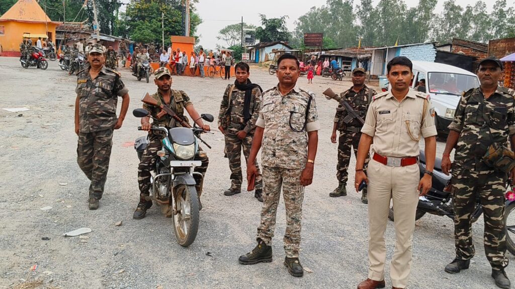 दुर्गापूजा एवं दशहरा पर्व शांतिपूर्ण संपन्न कराने को लेकर निकाली गई  फ्लैग मार्च
