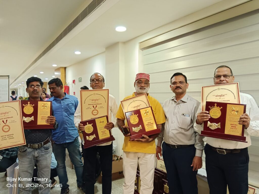 शिक्षा के क्षेत्र में उत्कृष्ट कार्य के लिए शिक्षक रामराज पांडे को किया गया सम्मानित