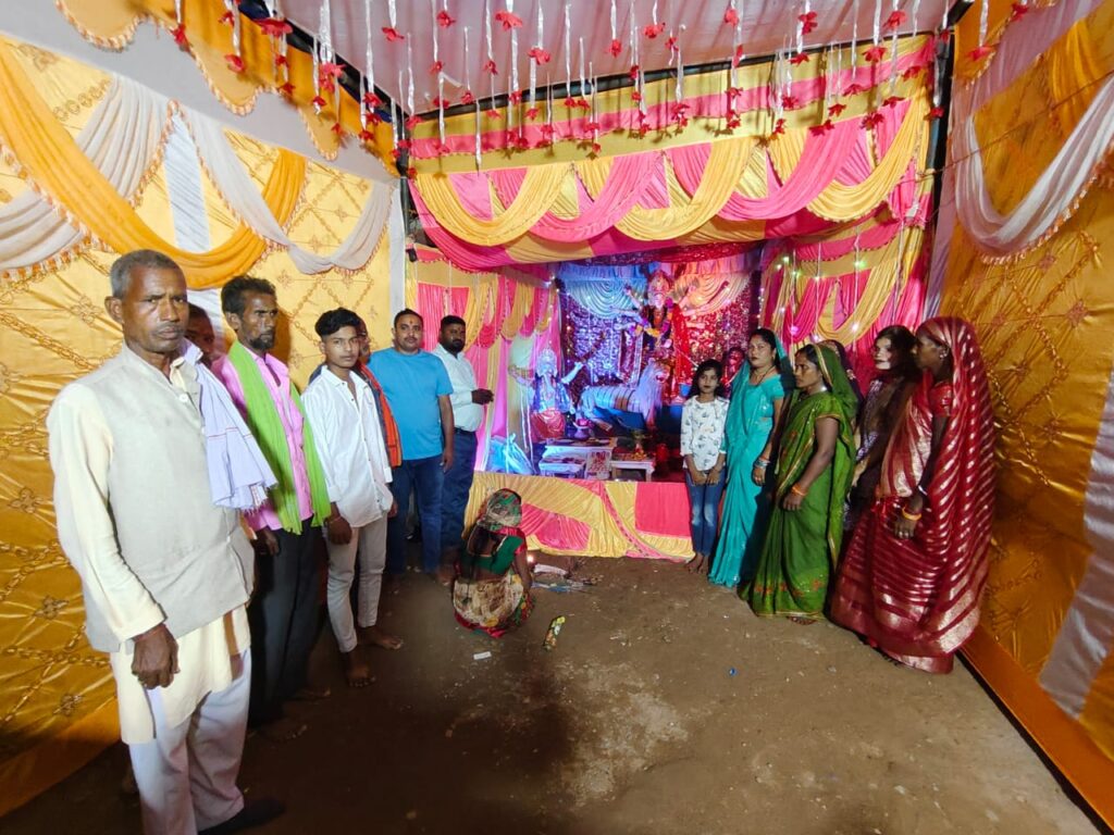 पूर्व मुखिया ने पूजा पंडालों में पूजा अर्चना कर क्षेत्र की सुख समृद्धि के लिए माता रानी से की कामना