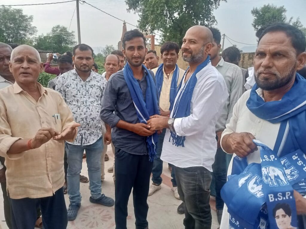 अन्य पार्टी को छोड़ सैकड़ों लोग हुए बसपा में  हुए शामिल