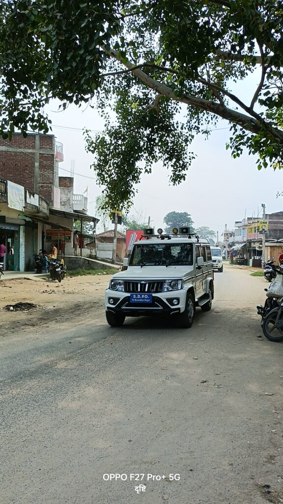दुर्गा पूजा को लेकर पुलिस ने निकाला फ्लैग मार्च
