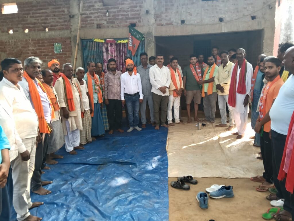 दर्जनों लोगों ने झामुमो छोड़ भाजपा का थामा दामन