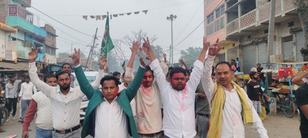 रमना में झामुमों कार्यकर्ताओं ने मनाया जश्न