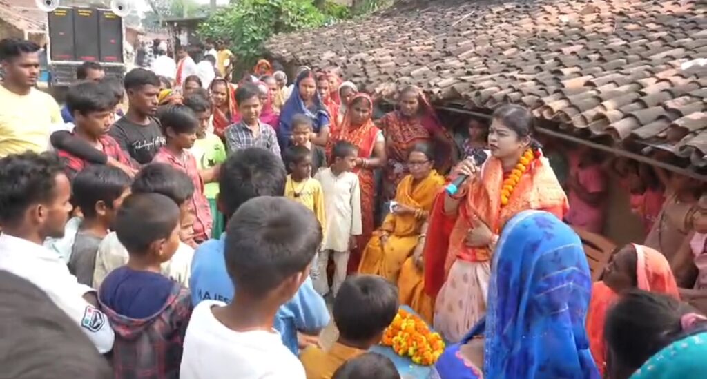ब्रह्मदेव प्रसाद के समर्थन में पत्नी रजनी देवी ने की जनसभाएं: विश्रामपुर के विकास के लिए जनता से समर्थन की अपील!
