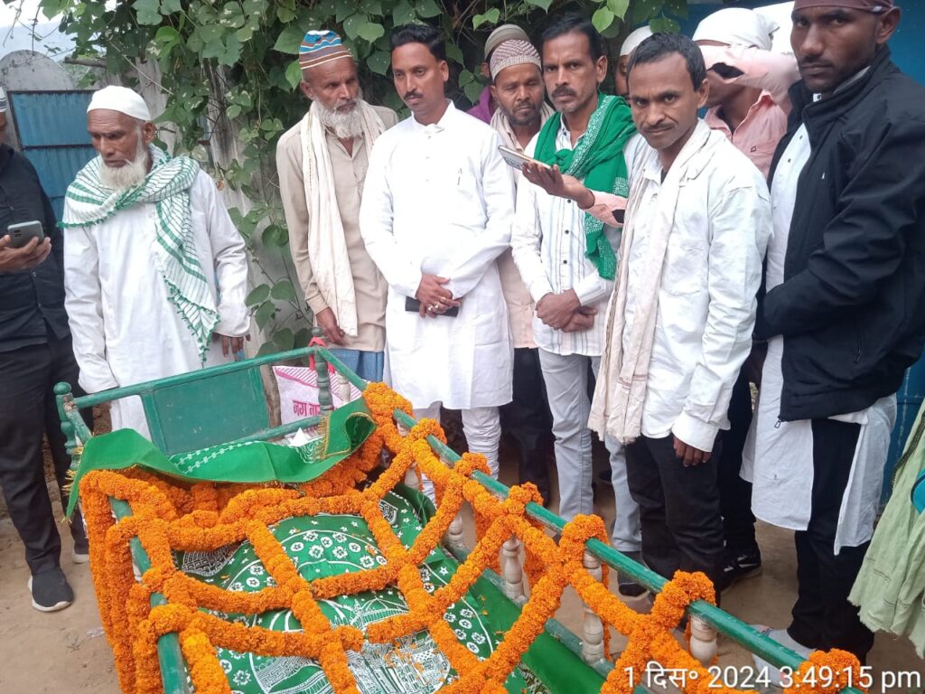 मृतका के अंतिम संस्कार में पहुंचे पूर्व जिला परिषद प्रत्याशी श्यामसुंदर राम