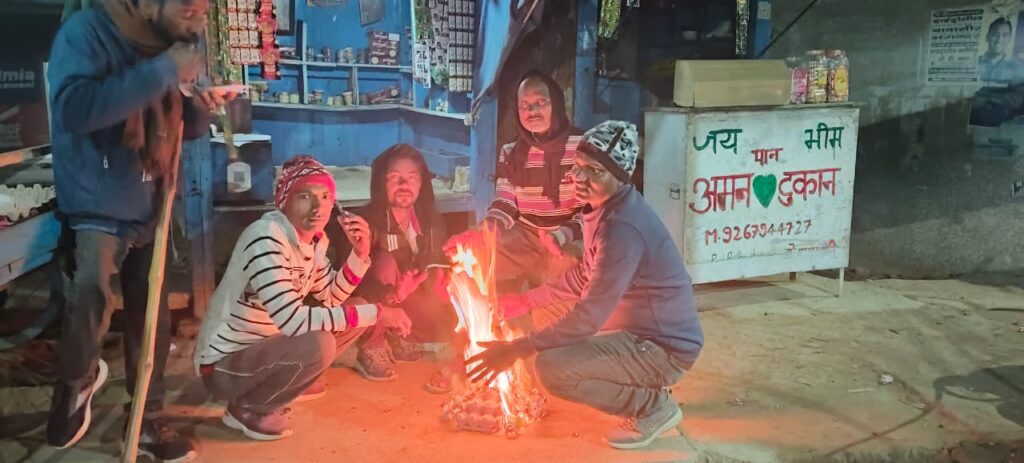 कूड़ा करकट जलाकर ठंड को भगा रहें लोग