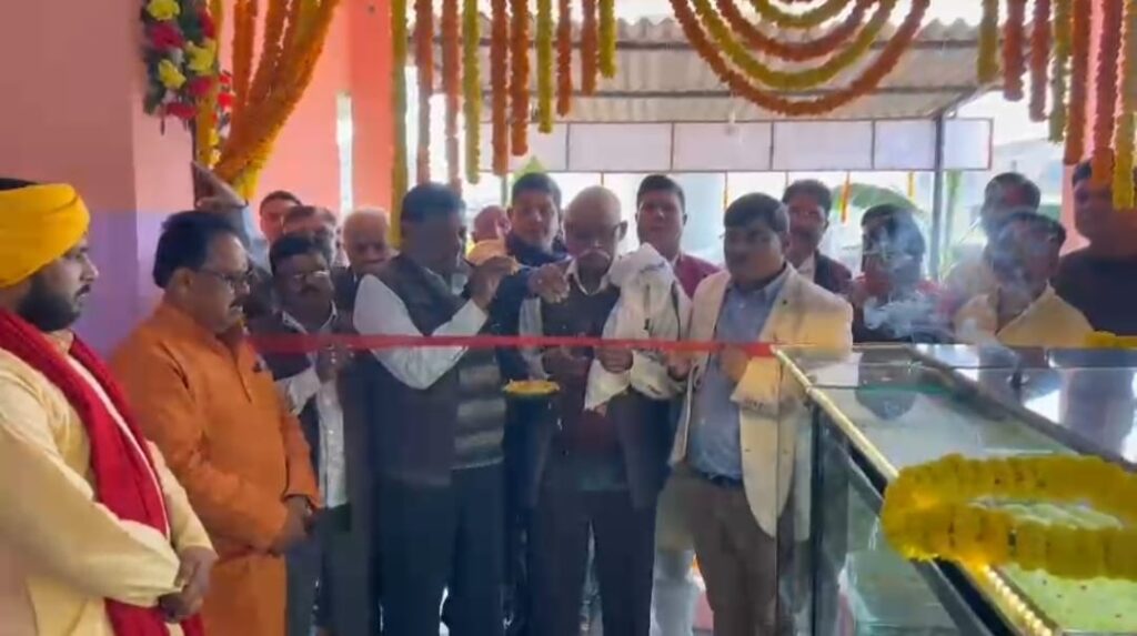 शुद्ध मिष्ठान के साथ नमकीन व्यंजनों का हुआ प्रतिष्ठान का उद्घाटन
