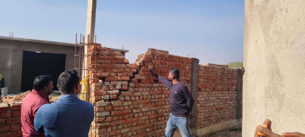सरकारी आवास एवं चहारदिवारी निर्माण में अनियमितता