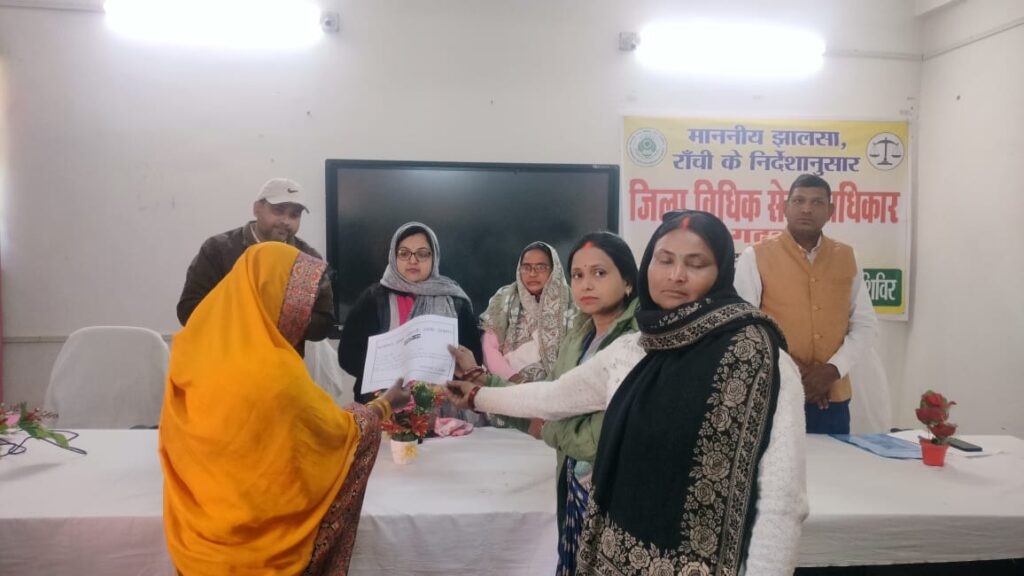 मृतक की पत्नी को प्राकृतिक आपदा के तहत चार लाख रूपए का दिया गया अनुदान राशि