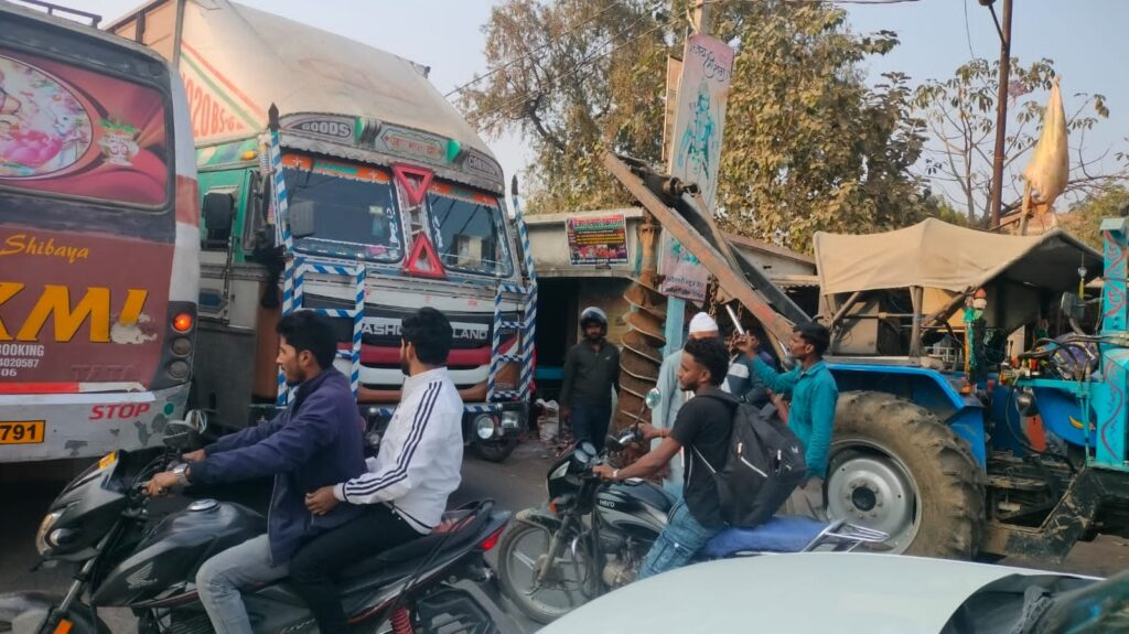 बिजली पोल बदलने का काम जोर-शोर से,परेशान है लोग