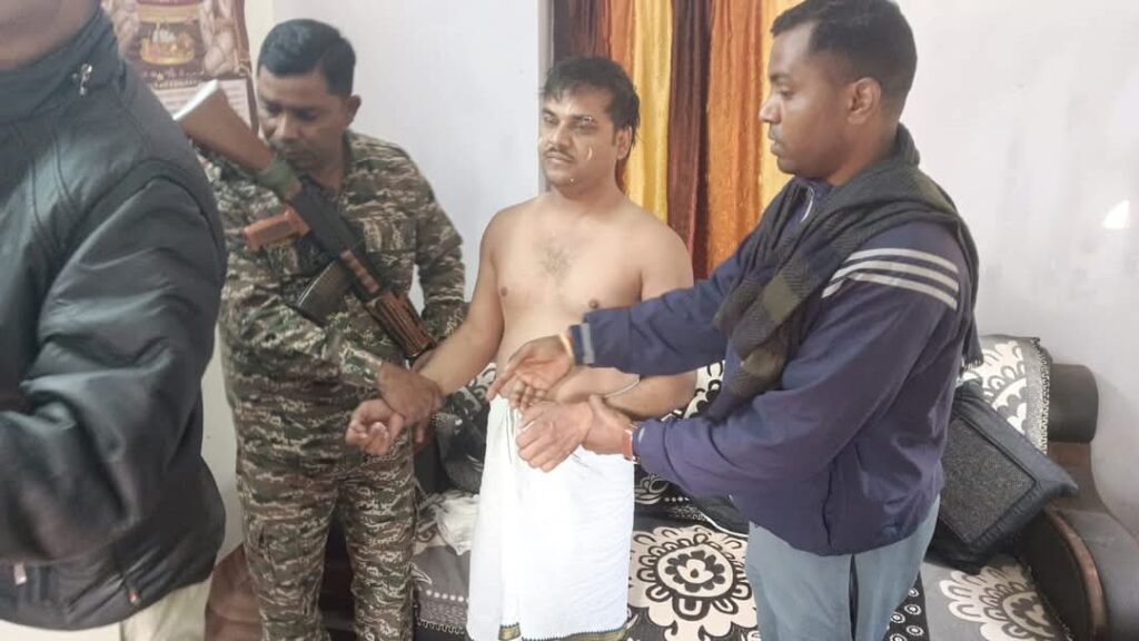 आवासीय विद्यालय के  अधिकारी 50000 रूपये घूस लेते गिरफ्तार