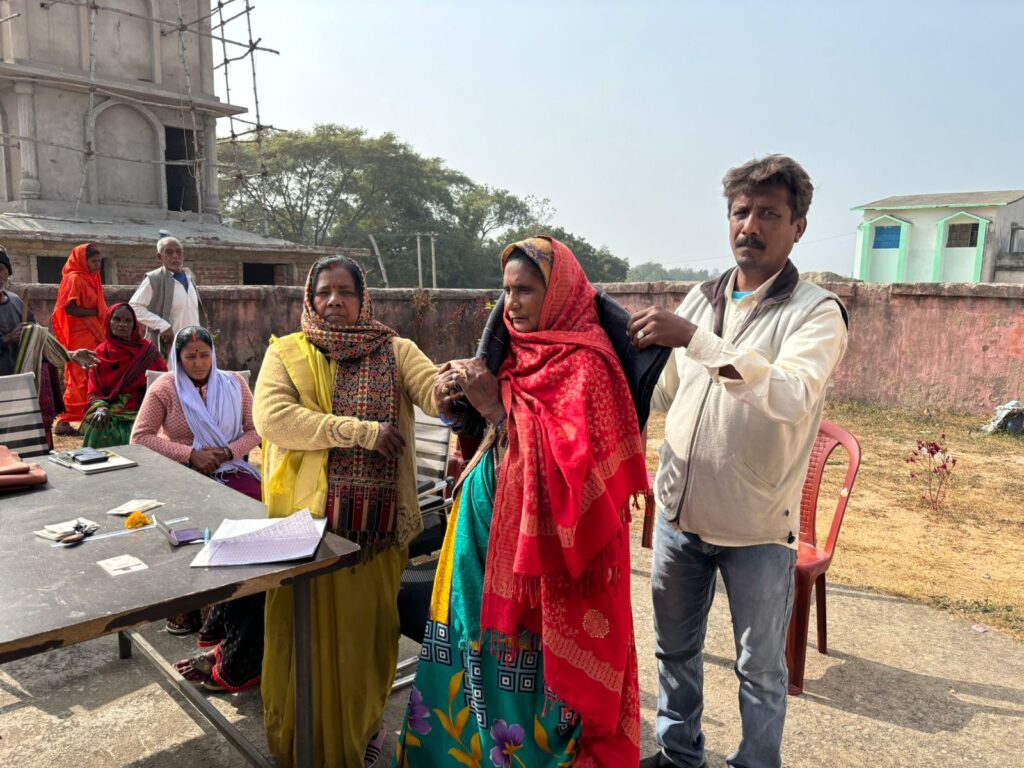 मुखिया ने गरीब असहाय व जरूरतमंदों के बीच150 कंबल का किया वितरण