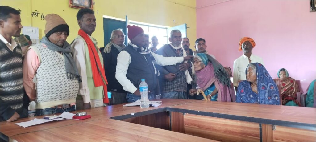 मुखिया ने जरुरतमंदों के बीच कंबल का किया वितरण