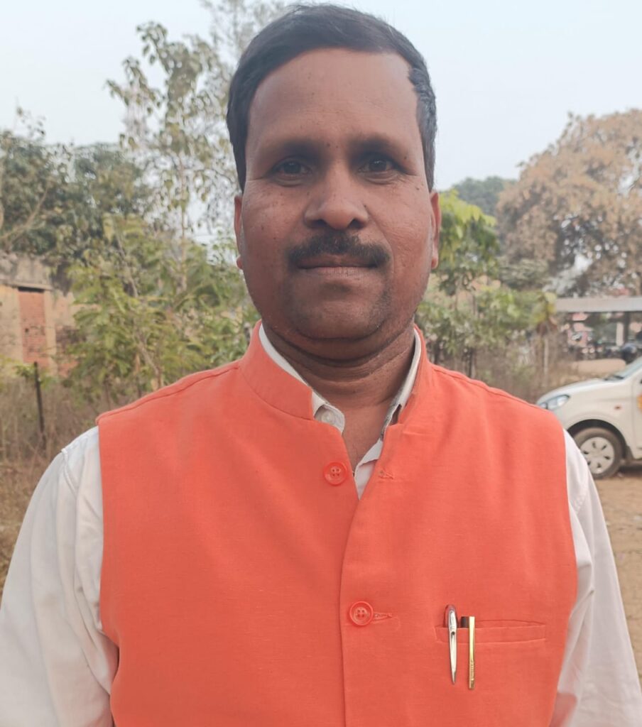 नीलगाय की आतंकों से विधायक प्रतिनिधि ने दिया वन प्रमंडल पदाधिकारी को आवेदन