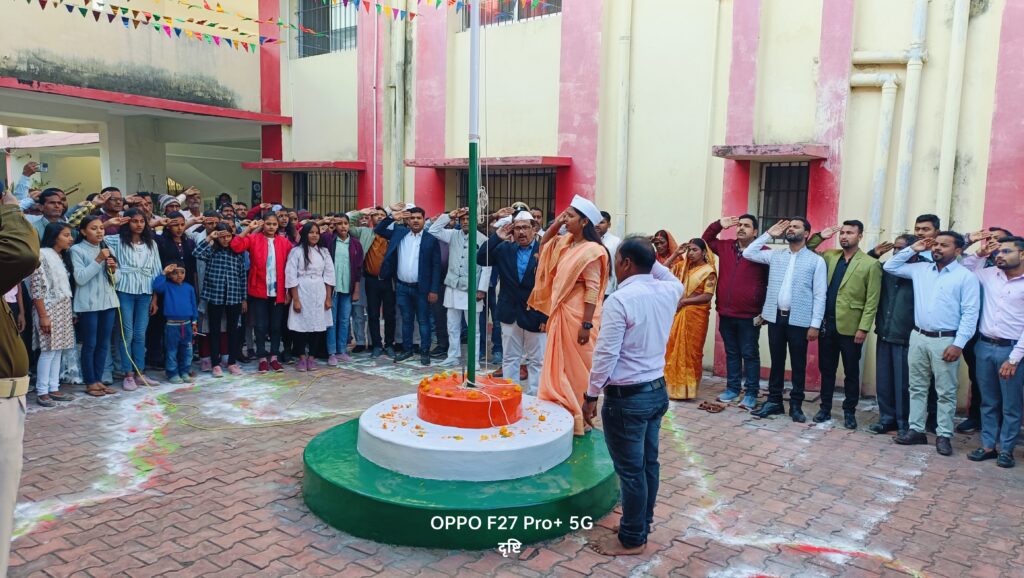 प्रखंड क्षेत्र के सभी सरकारी व निजी कार्यालयों में शान से लहराया तिरंगा, लोगों ने दी सलामी