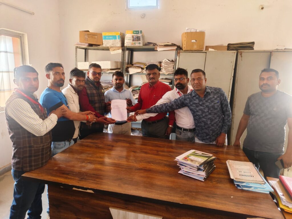 पत्रकार सुरक्षा कानून लागू कराने को लेकर राजपाल के नाम बीडीओ को दिया गया ज्ञापन