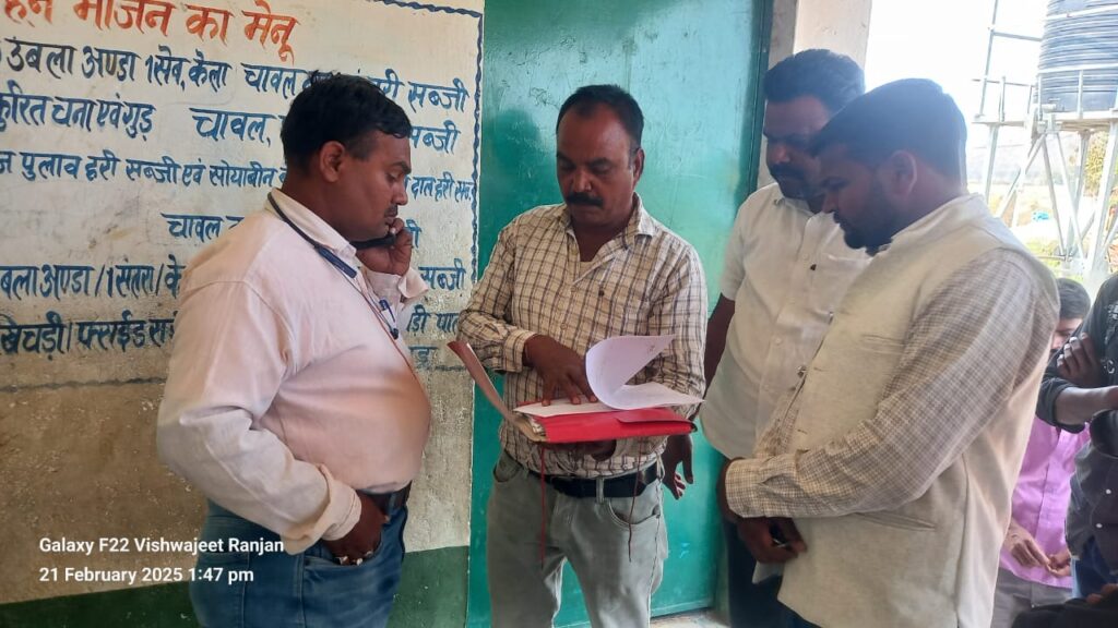 ग्रामीणों ने संयोजिका को स्कूल से घर ले जाते एमडीएम की चावल के साथ रंगे हाथ पकड़ा ,मौके पर पहुंचे प्रमुख प्रतिनिधि चंदन मेहता