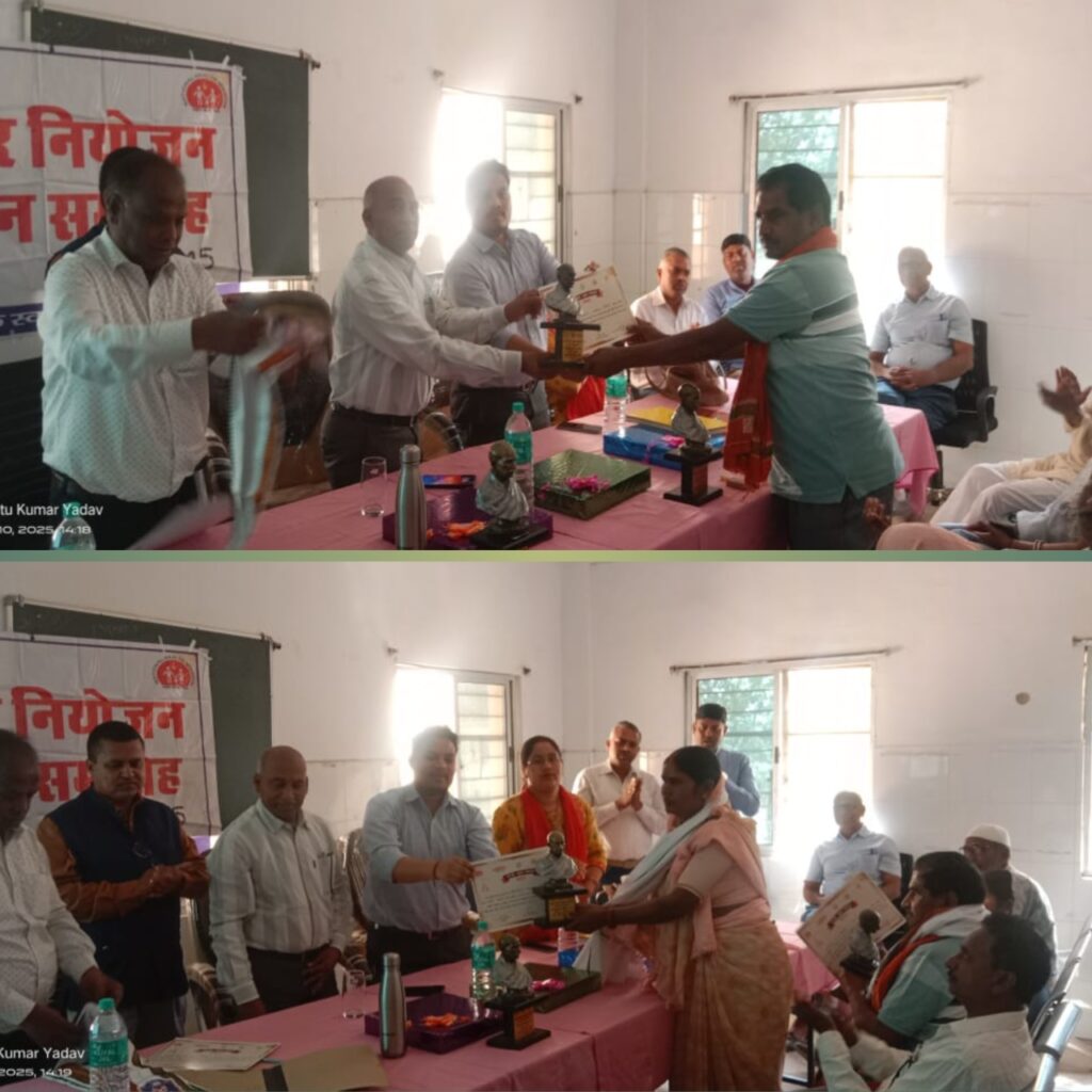 सिविल सर्जन ने मेराल पंचायत के दो मुखिया को किया सम्मानित