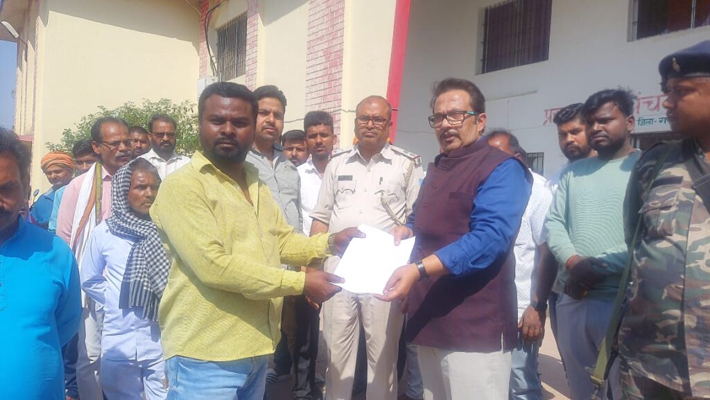 पीएम किसान सम्मान निधी योजना से नाम कट जाने से समाजसेवी बलराम पासवान के नेतृत्व में सैकड़ो किसानों ने प्रखंड कार्यालय पर किया धरना प्रदर्शन